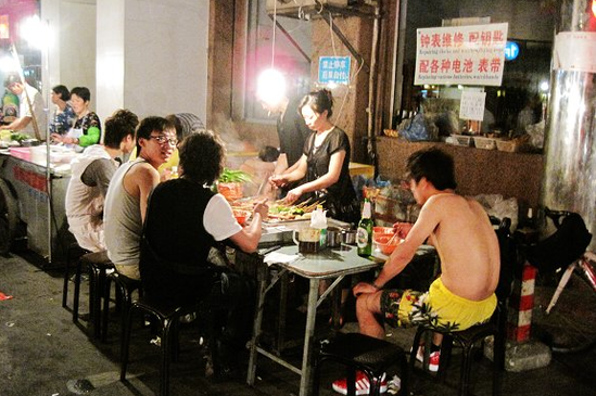 網絡時代帶來經濟的飛速發展，同時帶來了各行業的競爭，美食餐飲行業也是如此。當下美團、糯米等各類外賣平臺不斷出現，也讓實體經營的壓力與機遇并存。因此就算受歡迎的串串香小店也要做到的除了店面經營到位，還要做到線上線下相結合，學會通過網絡開辟新發展道路，從而獲得成功。那如何打造線上線下相結合呢?小編這就為你總結經驗。