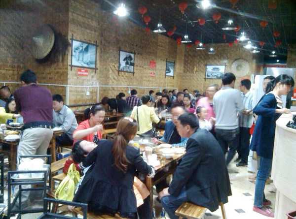 串串香店客滿座，經營有道如一匹黑馬奔騰