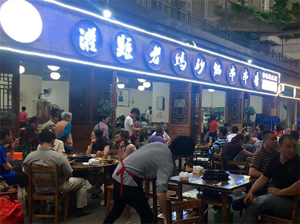 灌縣老媽串串香加盟店?duì)I業(yè)實(shí)景
